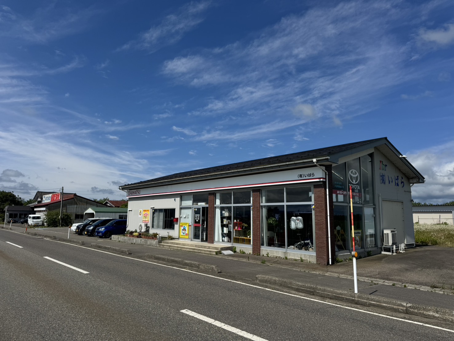 道路沿いに建つ店舗の外観